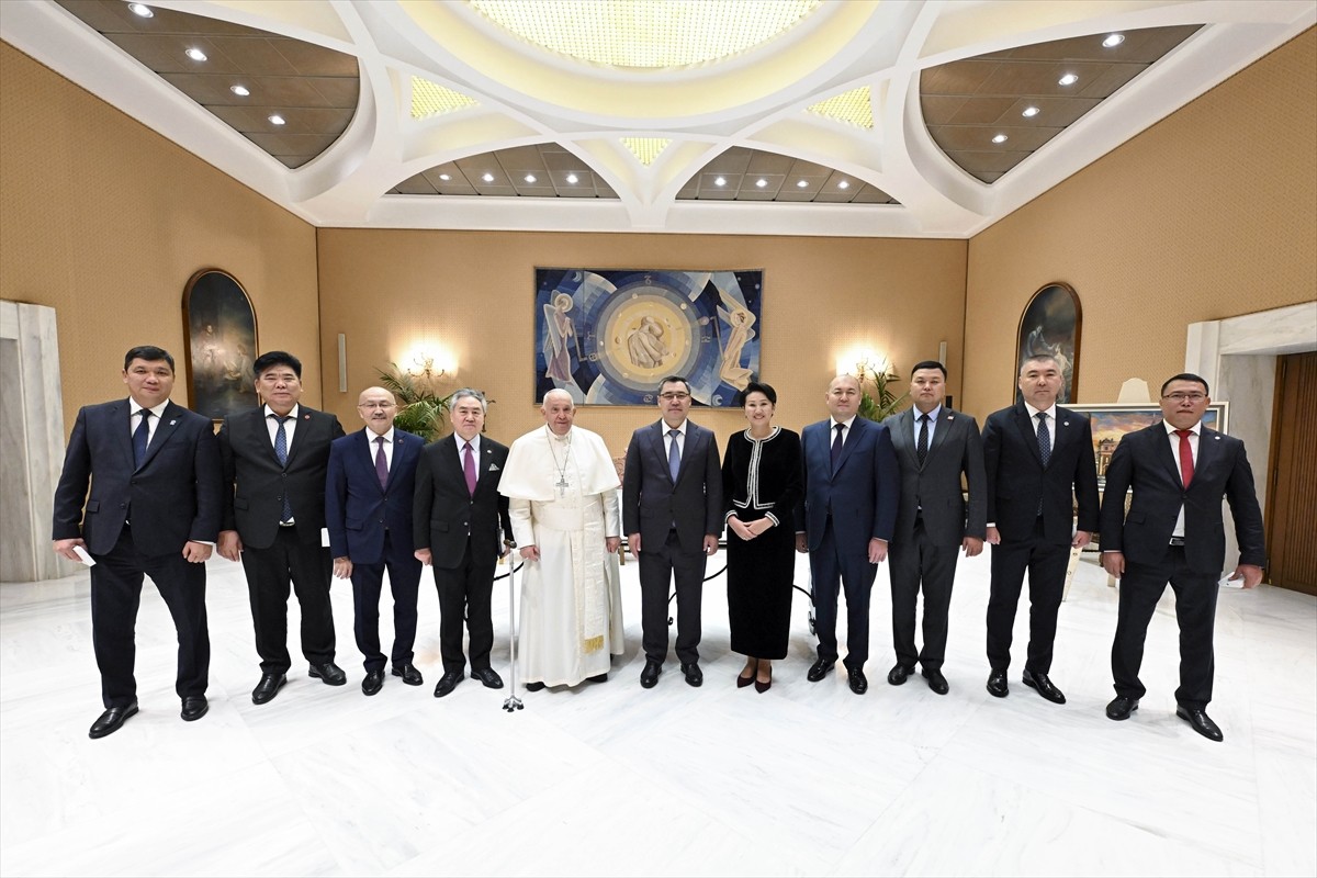 Kırgızistan Cumhurbaşkanı Sadır Caparov (sağda), Vatikan'da Devlet Başkanı Papa Franciscus (solda)...