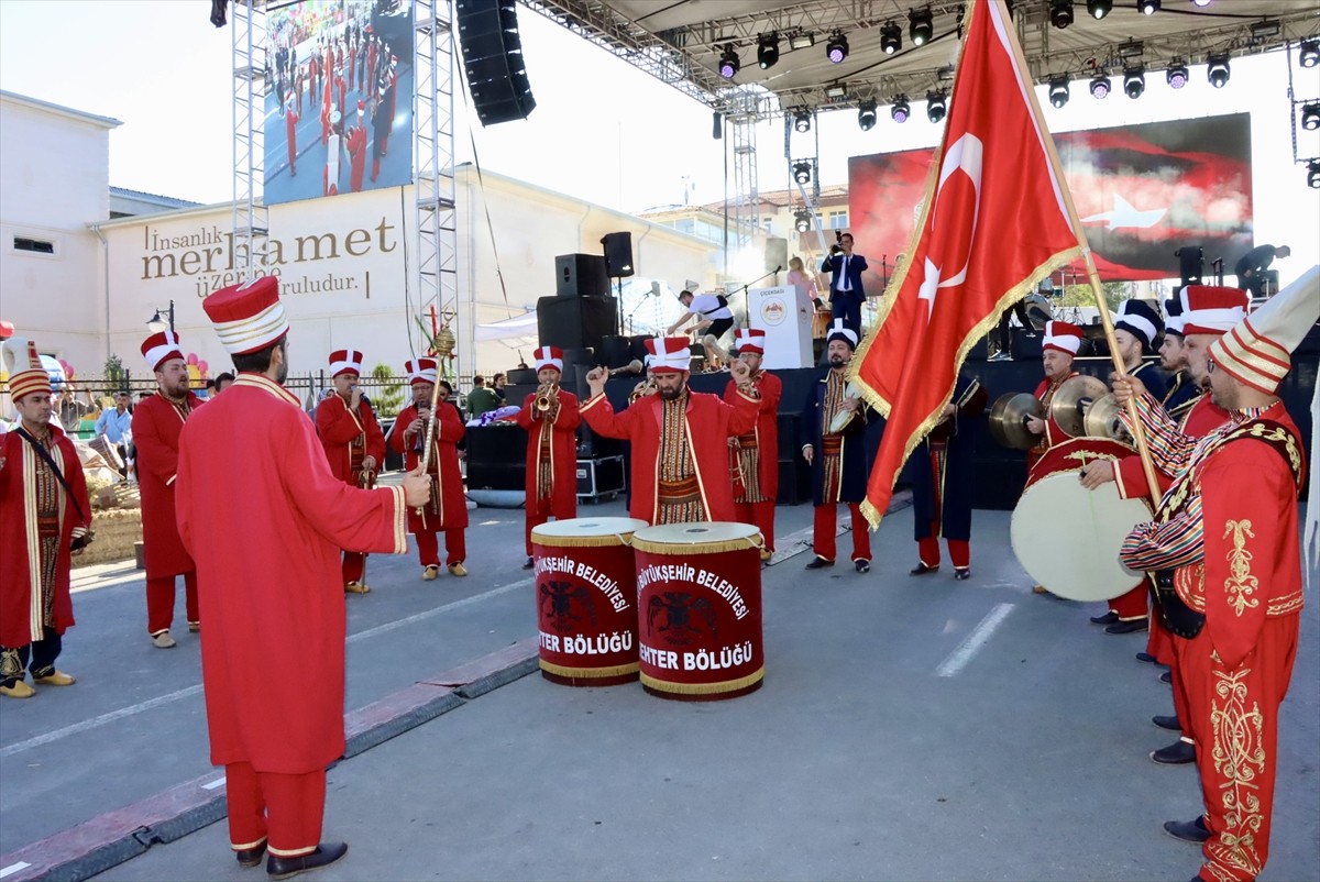 Kültür ve Turizm Bakan Yardımcısı Nadir Alpaslan (sağ 5), Kırşehir'in Çiçekdağı Belediyesince...