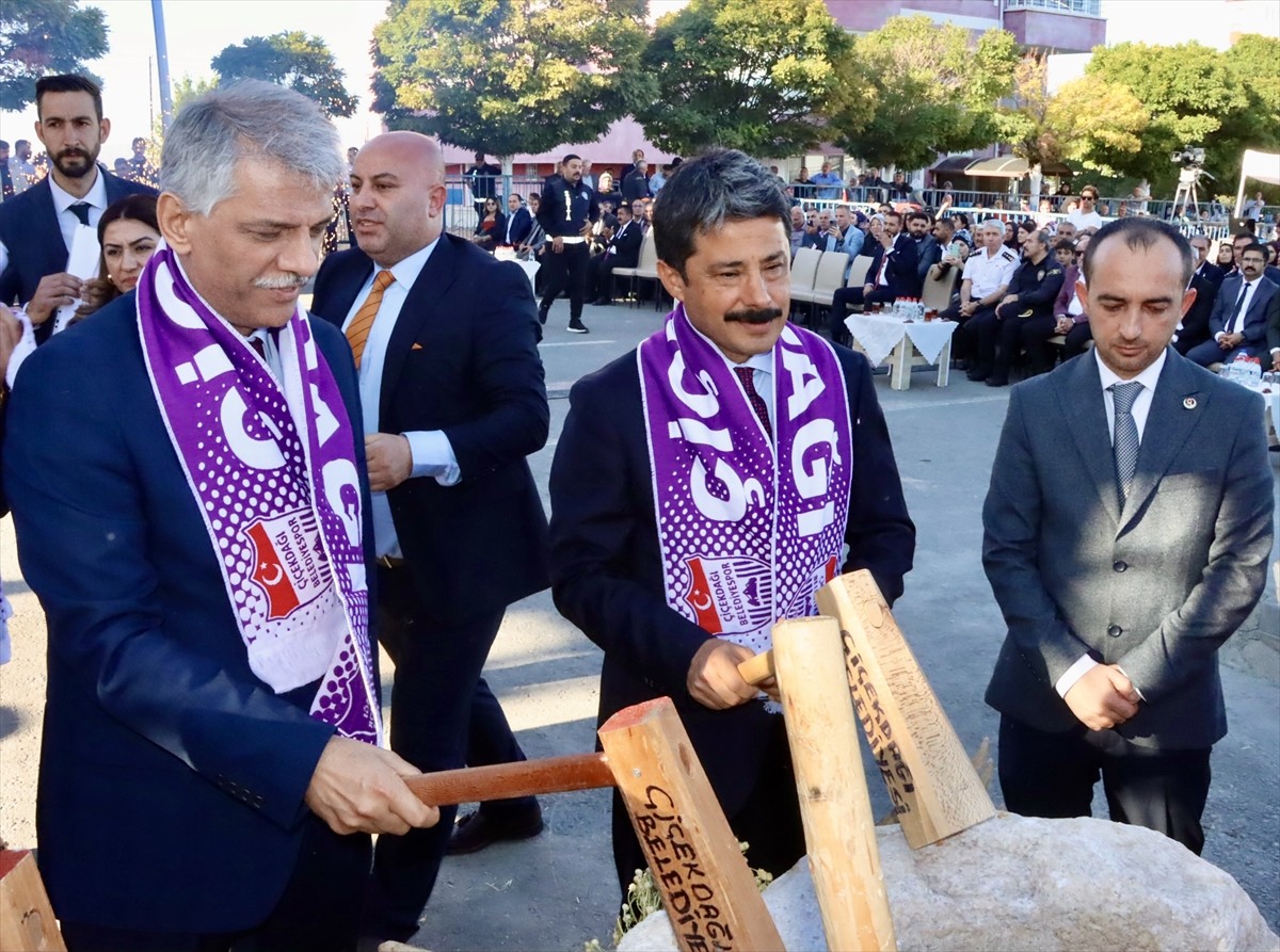 Kültür ve Turizm Bakan Yardımcısı Nadir Alpaslan (sağ 5), Kırşehir'in Çiçekdağı Belediyesince...