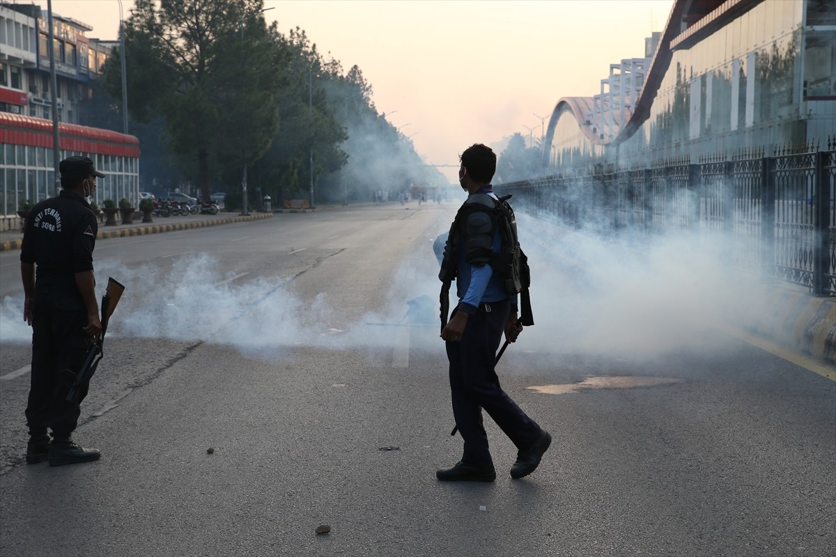 Pakistan polisi, tutuklu eski Başbakan İmran Han'ın tahliyesi talebiyle sokaklara inen...