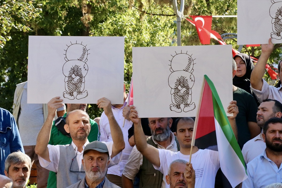 Saadet Partisince İsrail'in Filistin'e yönelik saldırıları, Trabzon'da protesto edildi.