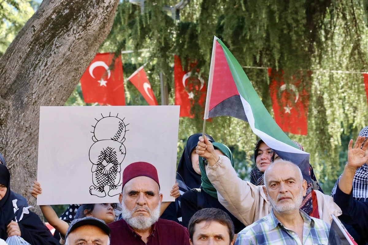 Saadet Partisince İsrail'in Filistin'e yönelik saldırıları, Trabzon'da protesto edildi.