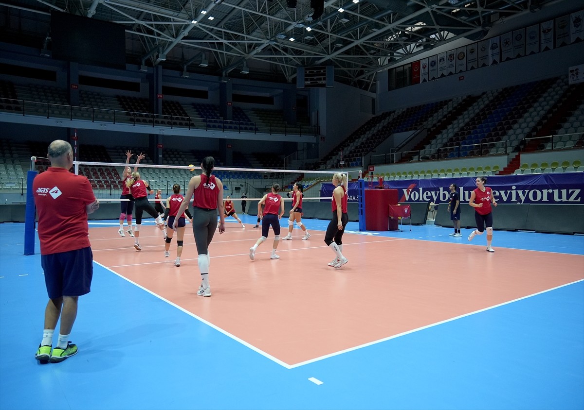 Vodafone Sultanlar Ligi'nde ilk kez mücadele edecek İzmir takımı Aras Kargo, TVF Atatürk Voleybol...