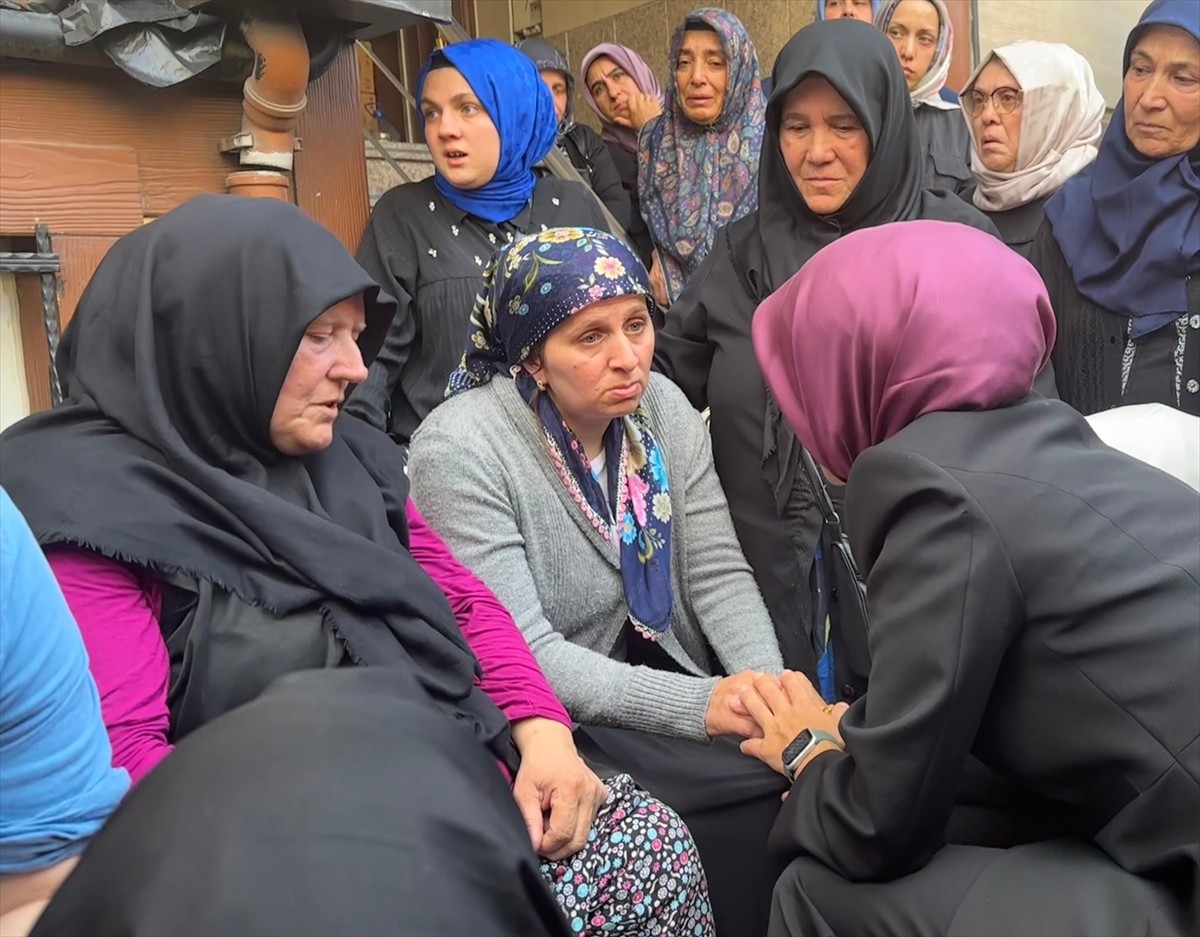 Aile ve Sosyal Hizmetler Bakanı Mahinur Özdemir Göktaş, Fatih'te surlardan atlayarak intihar eden...