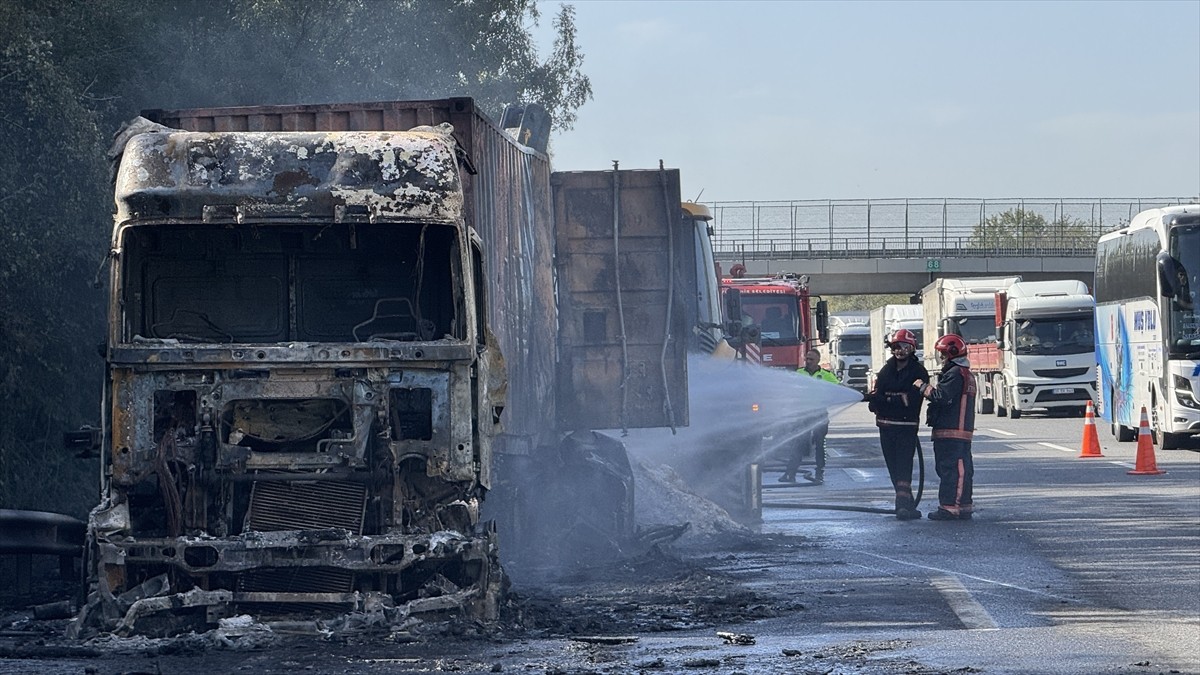 Anadolu Otoyolu'nun Sakarya kesiminde kaza sonrası yangın çıkan 2 tırın sürücüleri yaralandı. Olay...