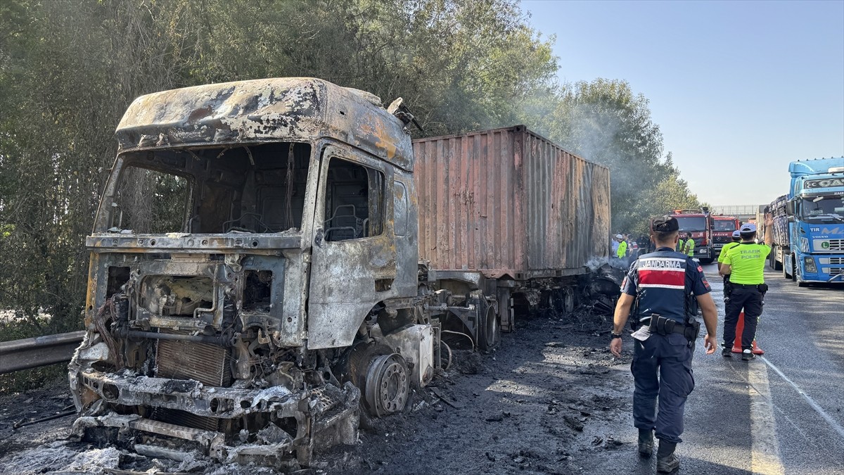 Anadolu Otoyolu'nun Sakarya kesiminde kaza sonrası yangın çıkan 2 tırın sürücüleri yaralandı. Olay...