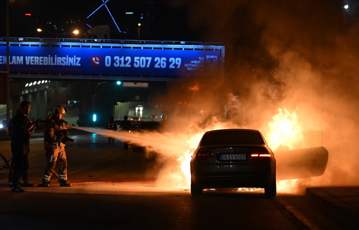 Başkentte seyir halindeki otomobilin motor kısmında çıkan yangın, itfaiye ekiplerince...