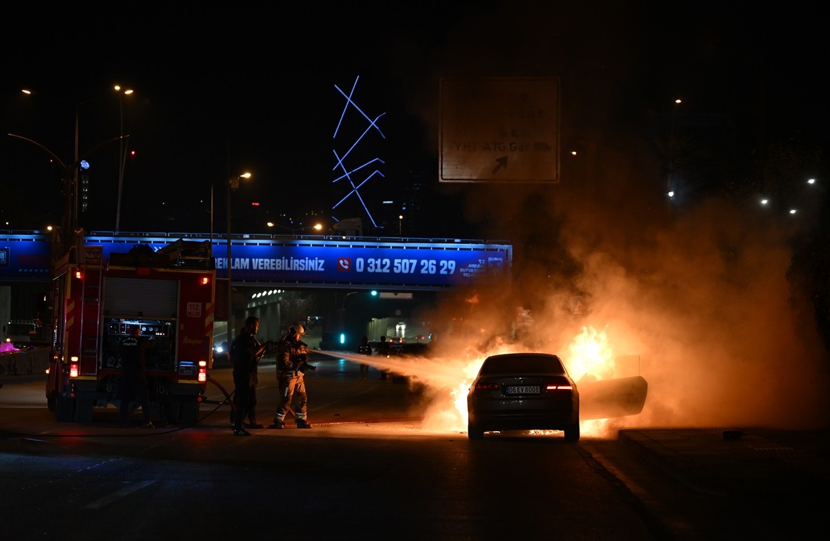 Başkentte seyir halindeki otomobilin motor kısmında çıkan yangın, itfaiye ekiplerince...