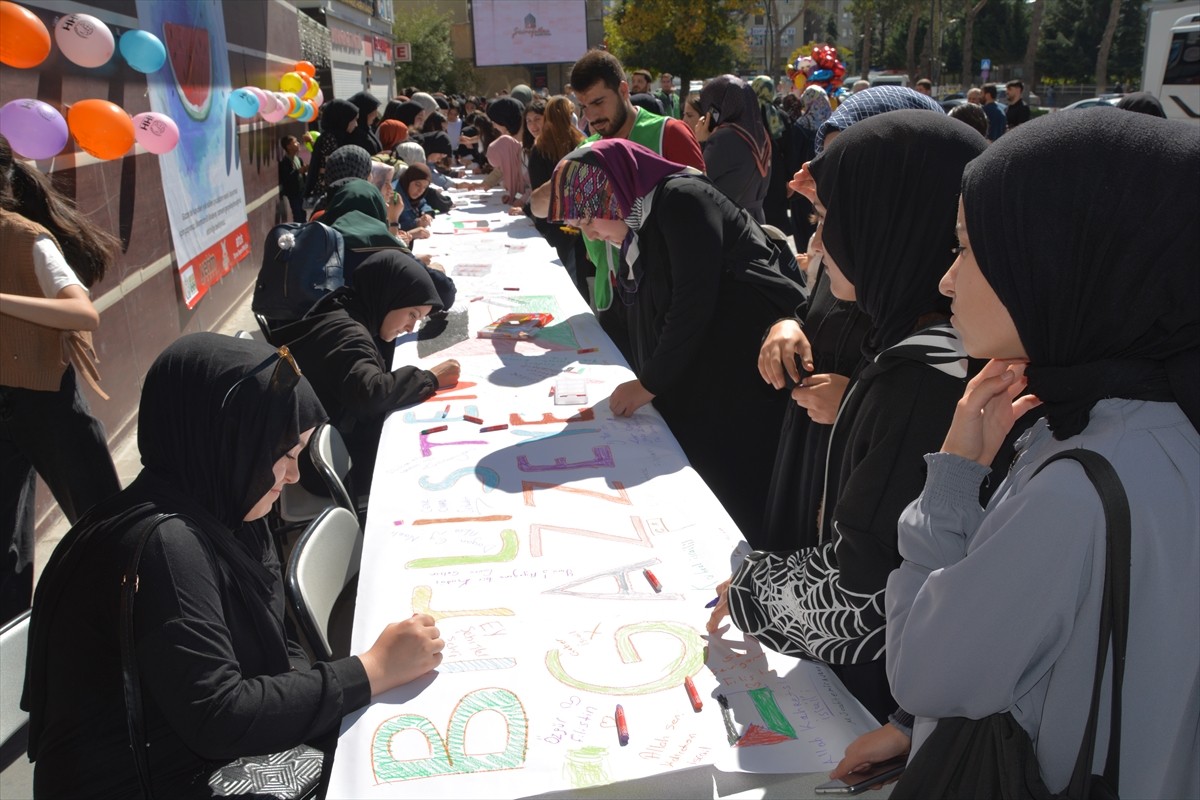 Bitlis'te bir araya gelen çocuklar, İsrail'in saldırıları altındaki Filistin'e destek amacıyla...