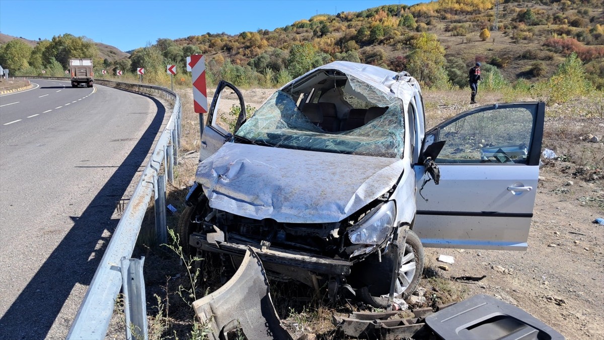 Çankırı'nın Çerkeş ilçesinde hafif ticari aracın şarampole devrilmesi sonucu 1'i ağır 5 kişi...