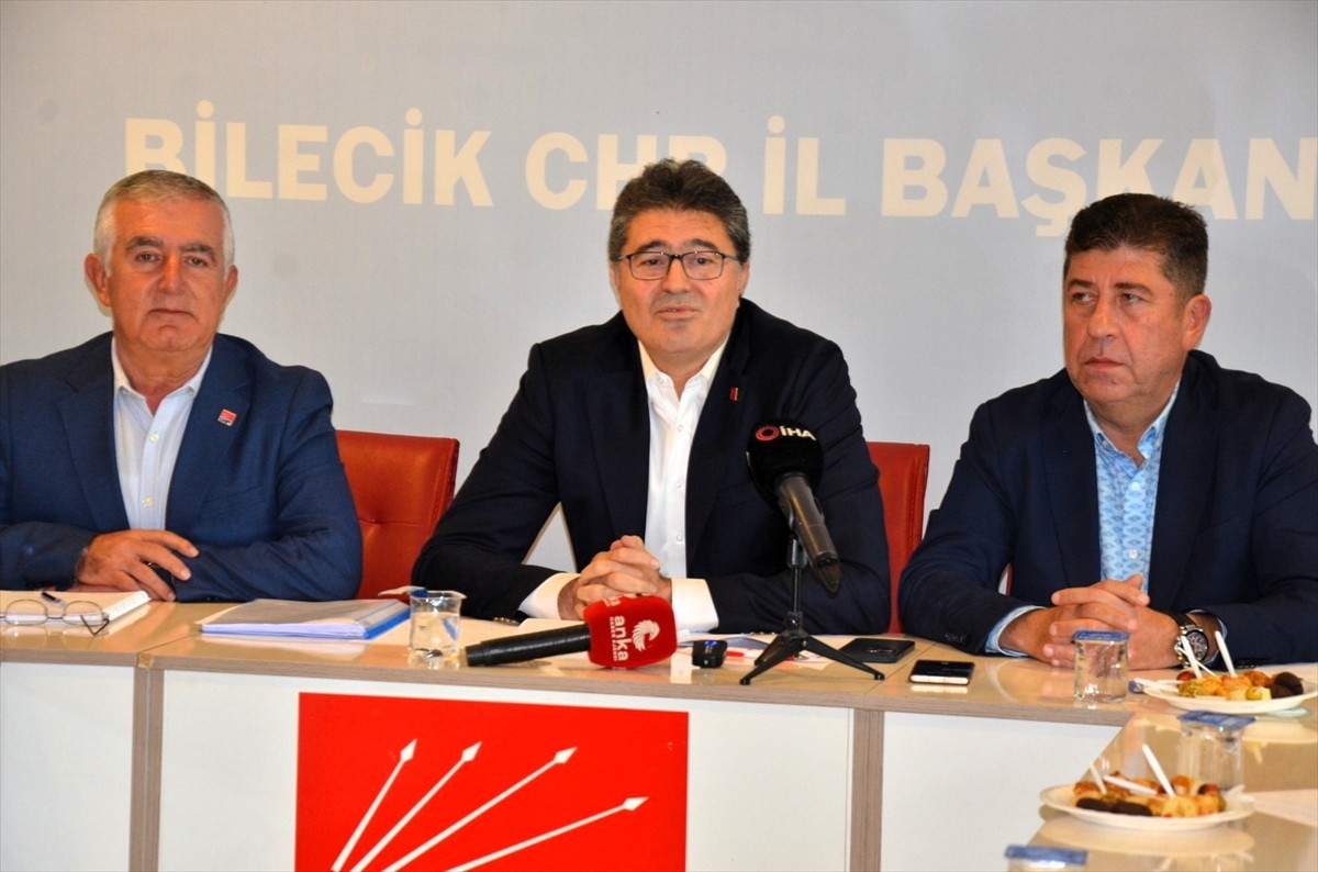 CHP Genel Başkan Yardımcısı Ensar Aytekin (ortada), partisinin Bilecik İl Başkanlığında düzenlenen...