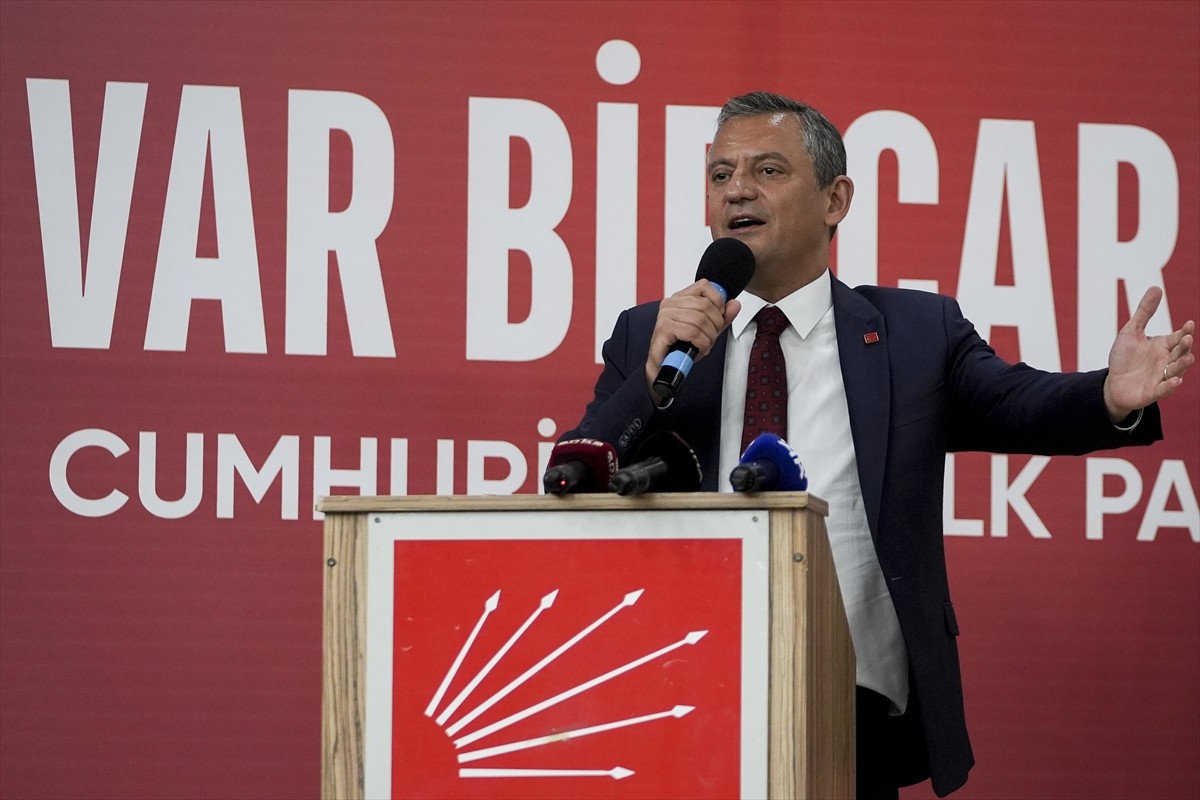 CHP Genel Başkanı Özgür Özel, Esenyurt'taki Nazım Hikmet Kültür Merkezi'nde partisince düzenlenen...