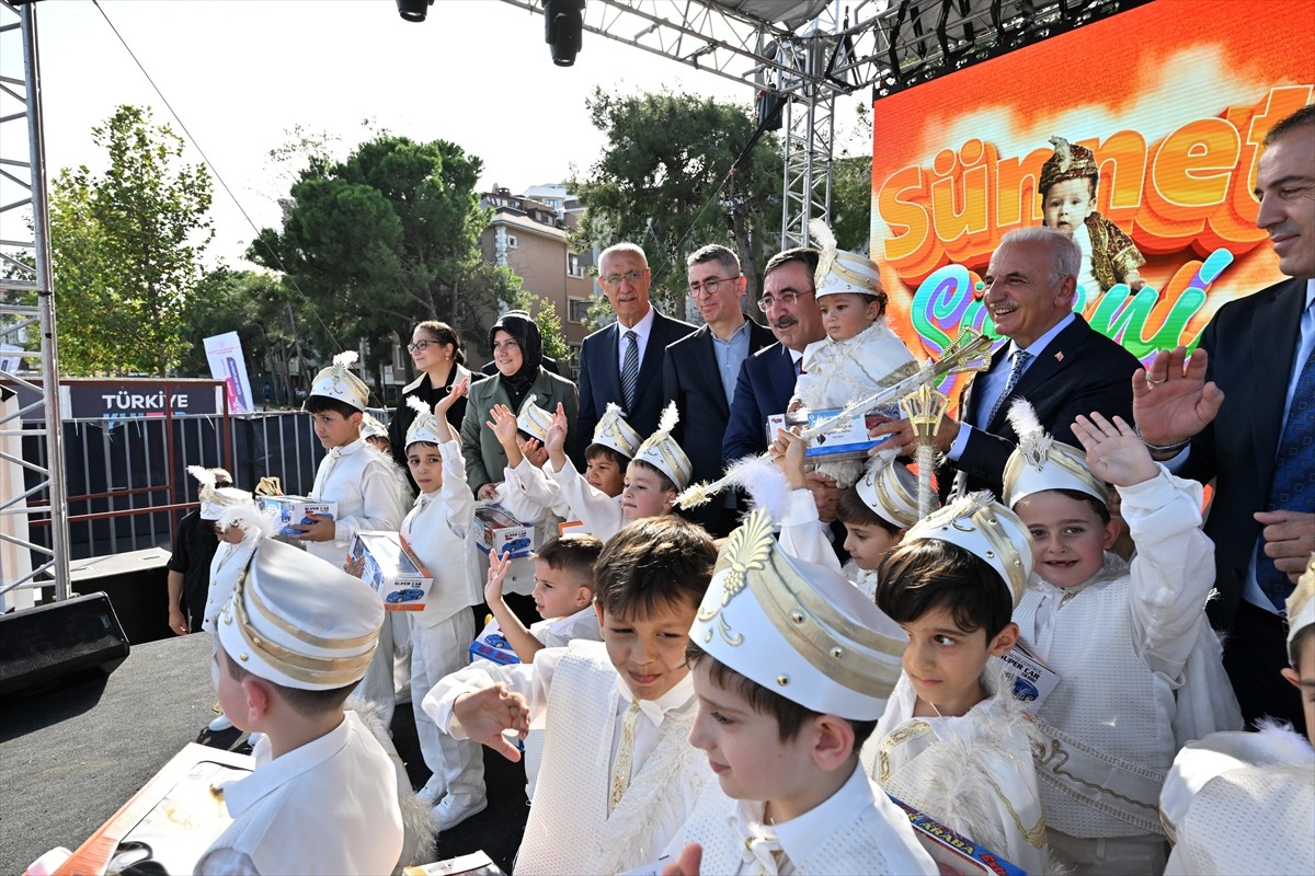 Cumhurbaşkanı Yardımcısı Cevdet Yılmaz, İstanbul'da Fazlı Aydın Millet Kütüphanesi'ni ziyaret...