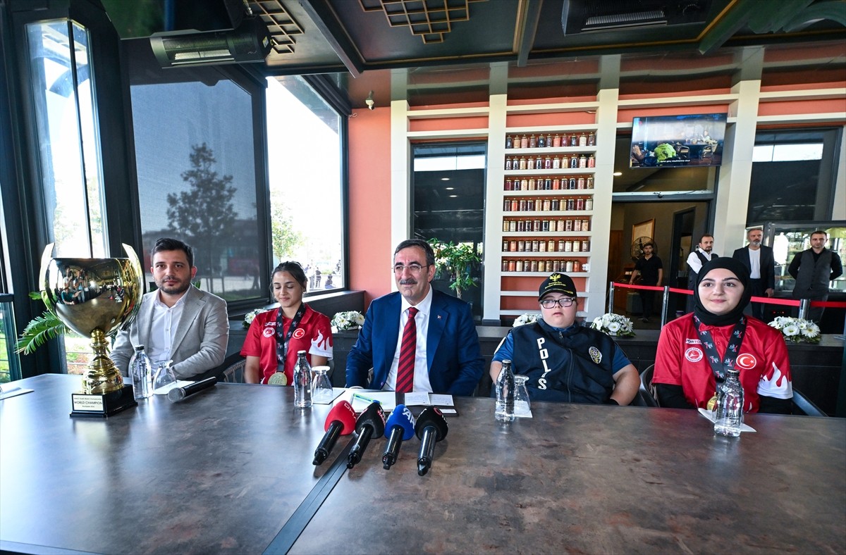 Cumhurbaşkanı Yardımcısı Cevdet Yılmaz (ortada), İstanbul'da Ümraniye Belediyesi bahçesindeki...