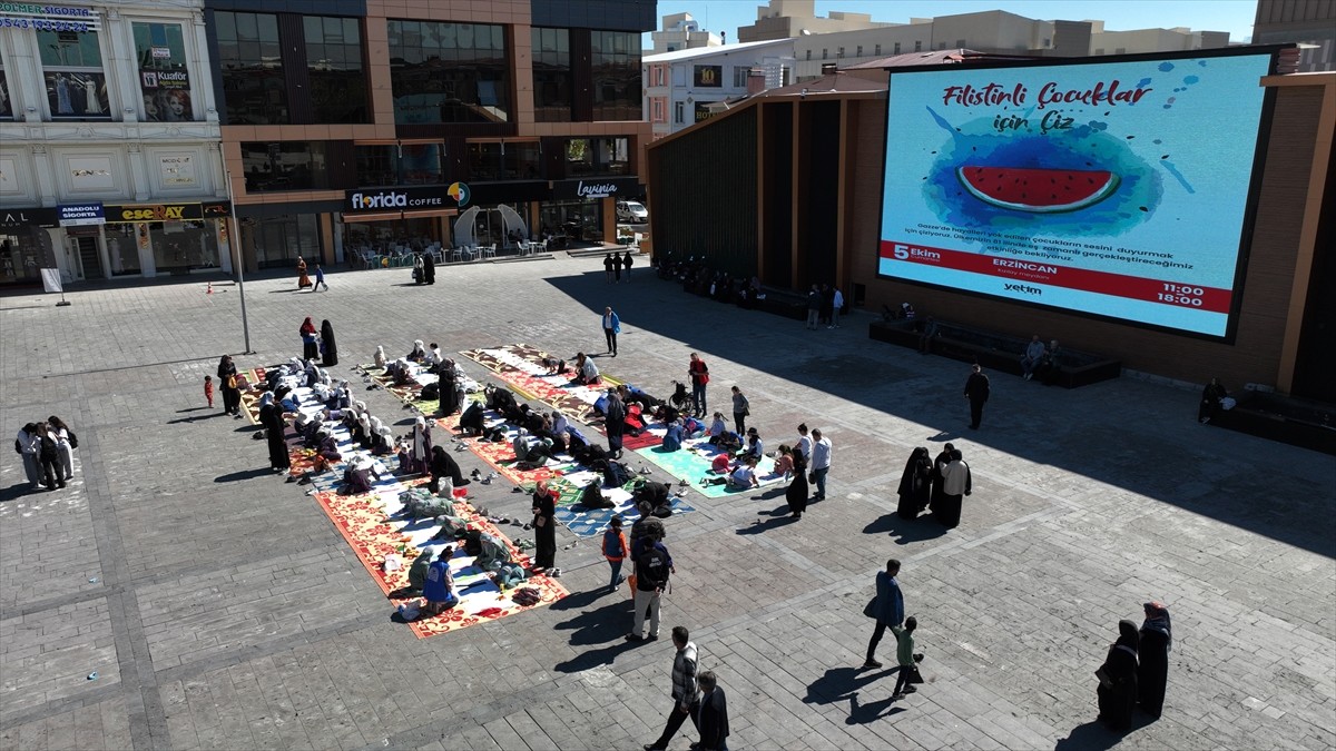 Erzincan'da da İHH gönüllüleri, vatandaşlarla etkinlik düzenlendi. Cumhuriyet Caddesi'nde toplanan...