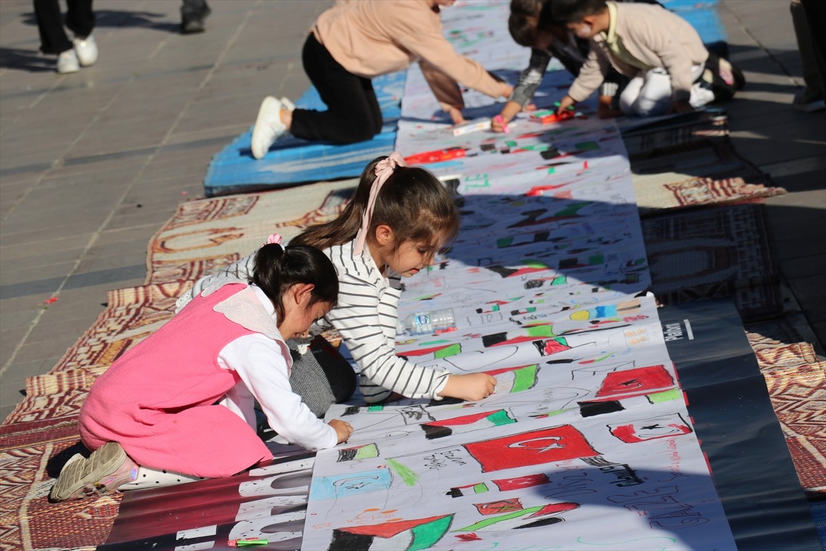 Erzurum'da sağlık çalışanları, İsrail'in Gazze'ye yönelik saldırılarını protesto etmek için...