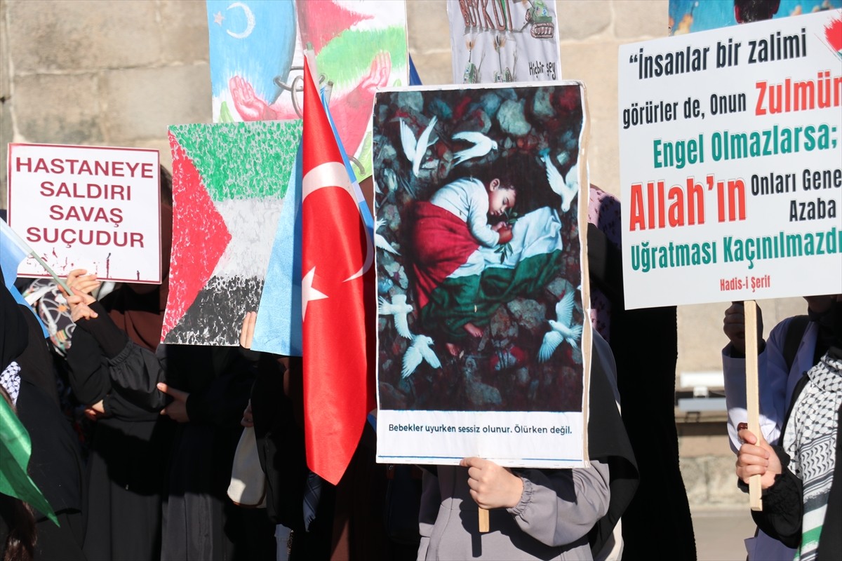 Erzurum'da sağlık çalışanları, İsrail'in Gazze'ye yönelik saldırılarını protesto etmek için...