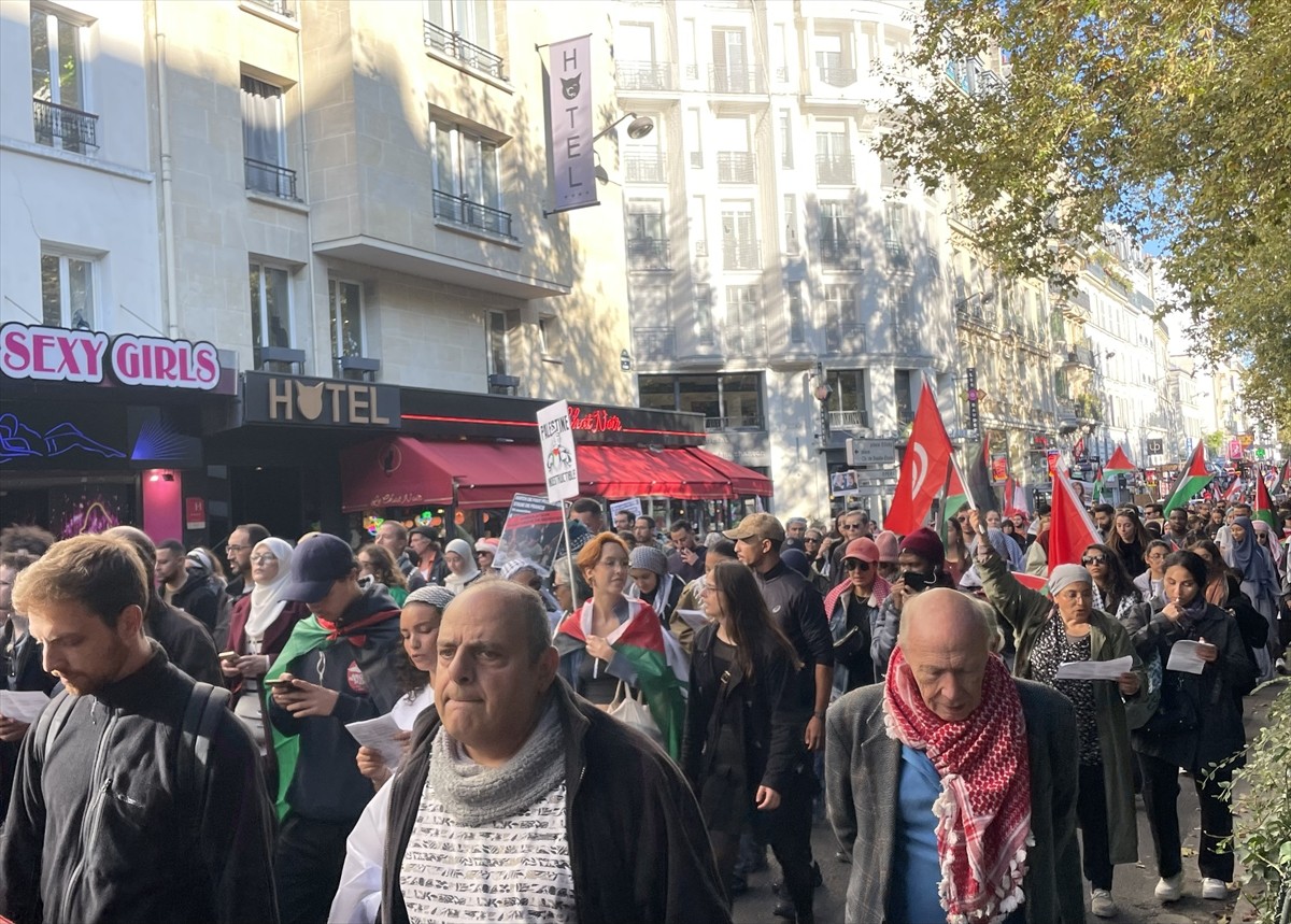 Fransa'nın başkenti Paris'te binlerce kişi, İsrail'in saldırılarına maruz kalan Filistin ve...