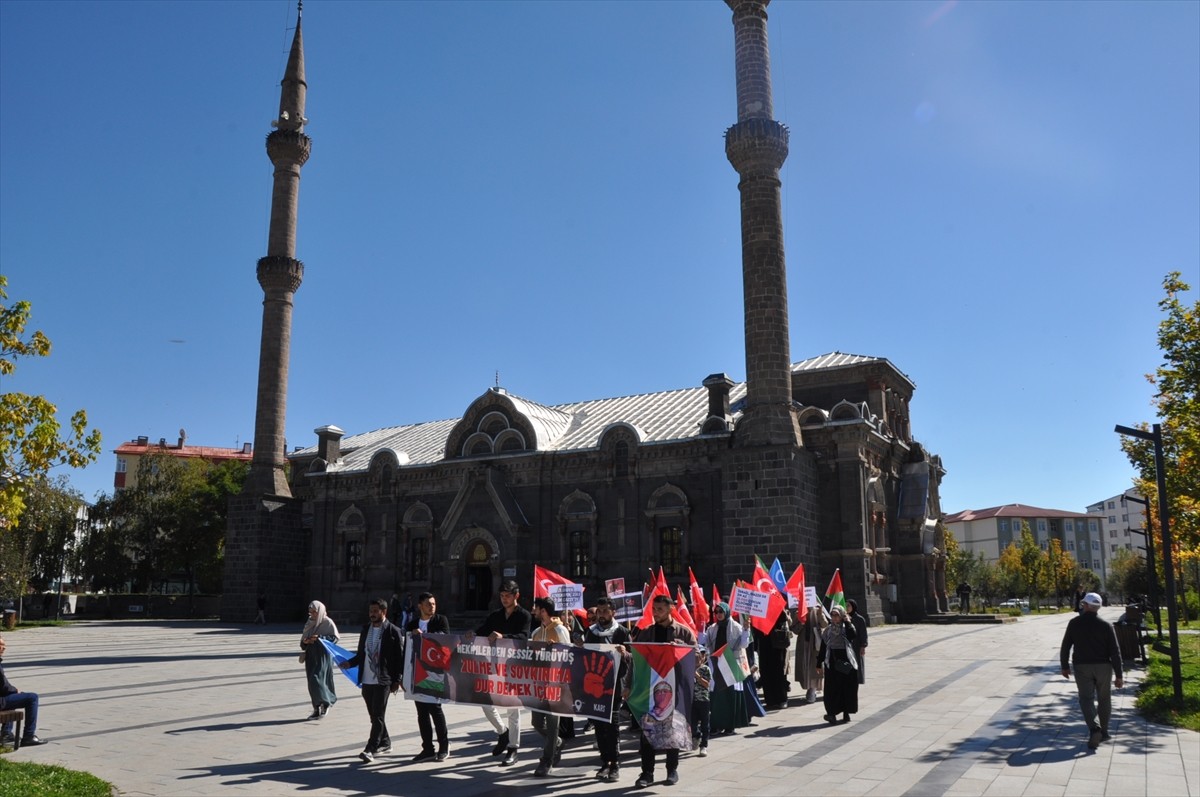 Kars'ta sağlık çalışanları ve tıp fakültesi öğrencileri, İsrail'in Gazze'ye yönelik saldırılarını...