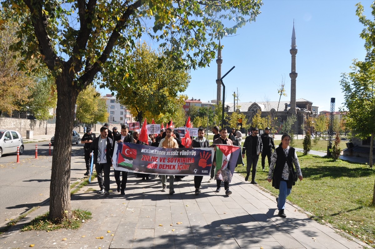 Kars'ta sağlık çalışanları ve tıp fakültesi öğrencileri, İsrail'in Gazze'ye yönelik saldırılarını...