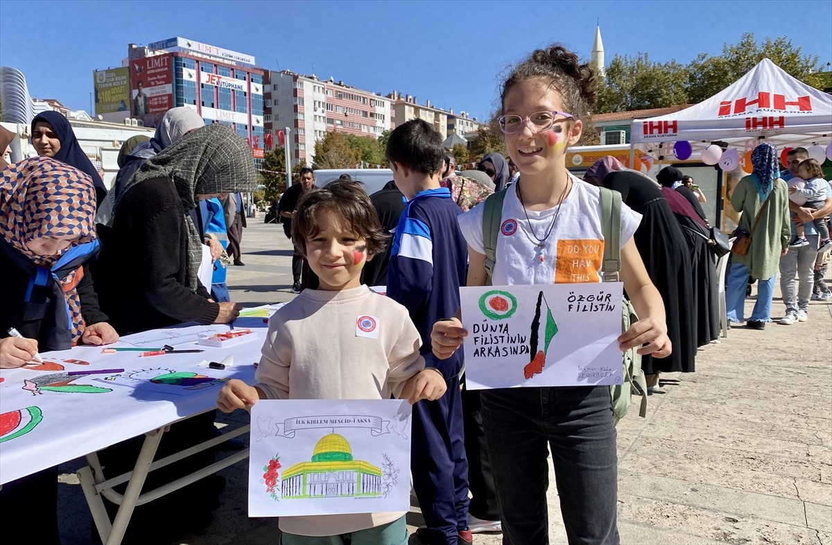 Kırşehir'de çocuklar, "Filistin İçin Sen de Çiz" etkinliğinde İsrail'i protesto etti. Kırşehir...