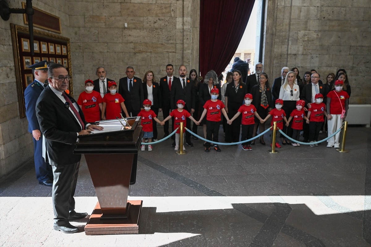 Lösemili Çocuklar Sağlık ve Eğitim Vakfı (LÖSEV) üyeleri ile lösemi ve kanser tedavisi gören...