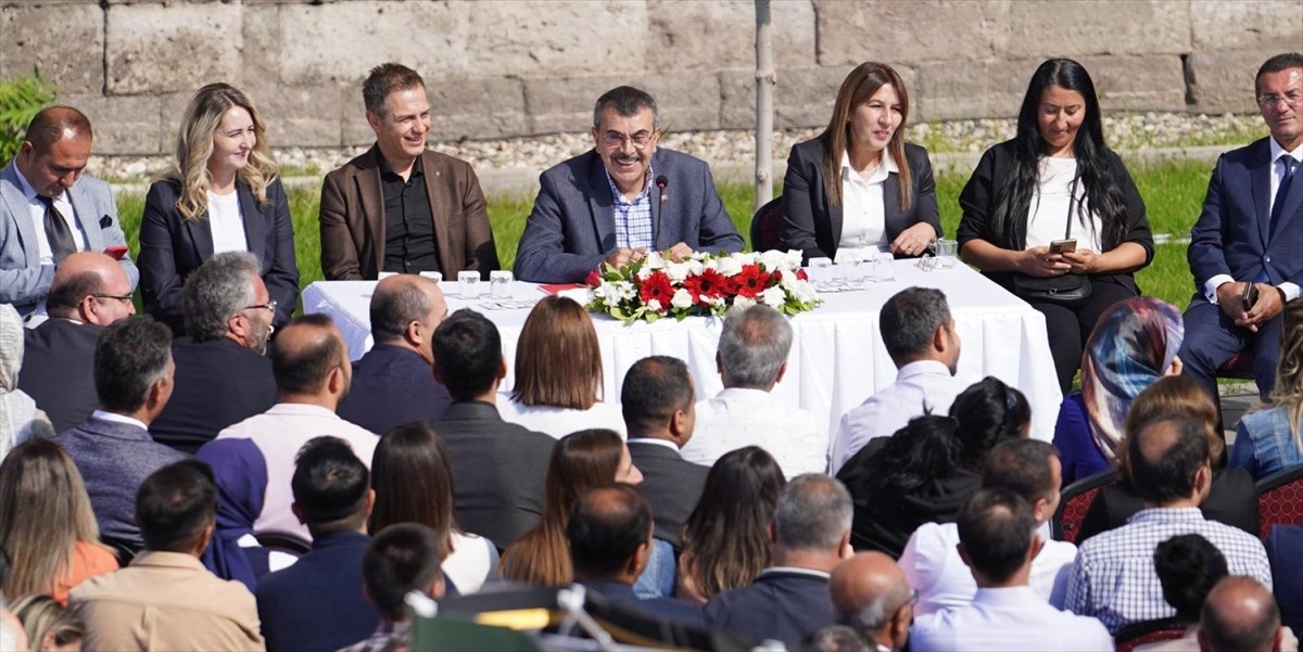 Milli Eğitim Bakanı Yusuf Tekin, Kayseri'de Tarihi Kayseri Lisesi'nde "Öğretmenler Odası"...