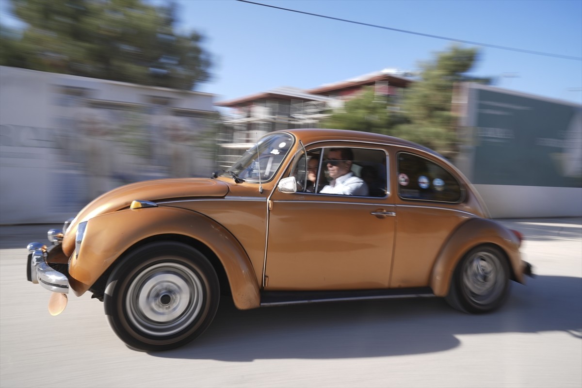 Özel bir yaşam merkezinde tedavi gören yaşlı ve engelli vatandaşlar, nostaljik vosvos araçlarla ve...