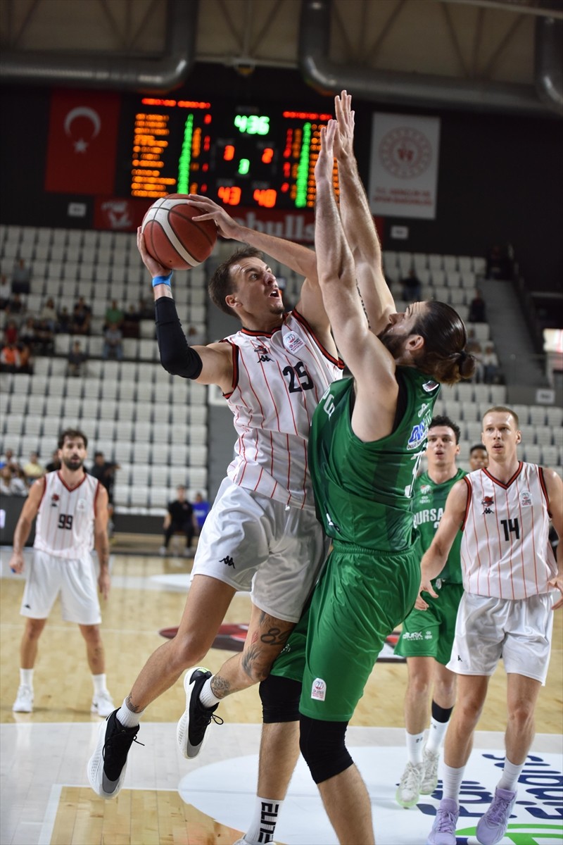 Türkiye Sigorta Basketbol Süper Ligi’nin ilk haftasında Manisa Basket ile Bursaspor Basketbol...