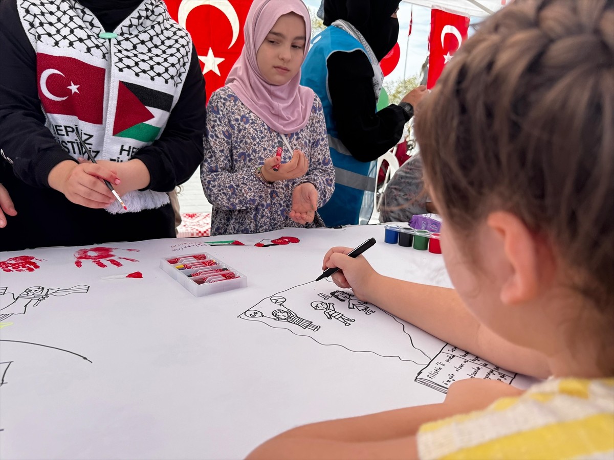 Yalova'da düzenlenen "Filistinli Çocuklar İçin Çiz" adlı etkinlikte bir araya gelen çocuklar...