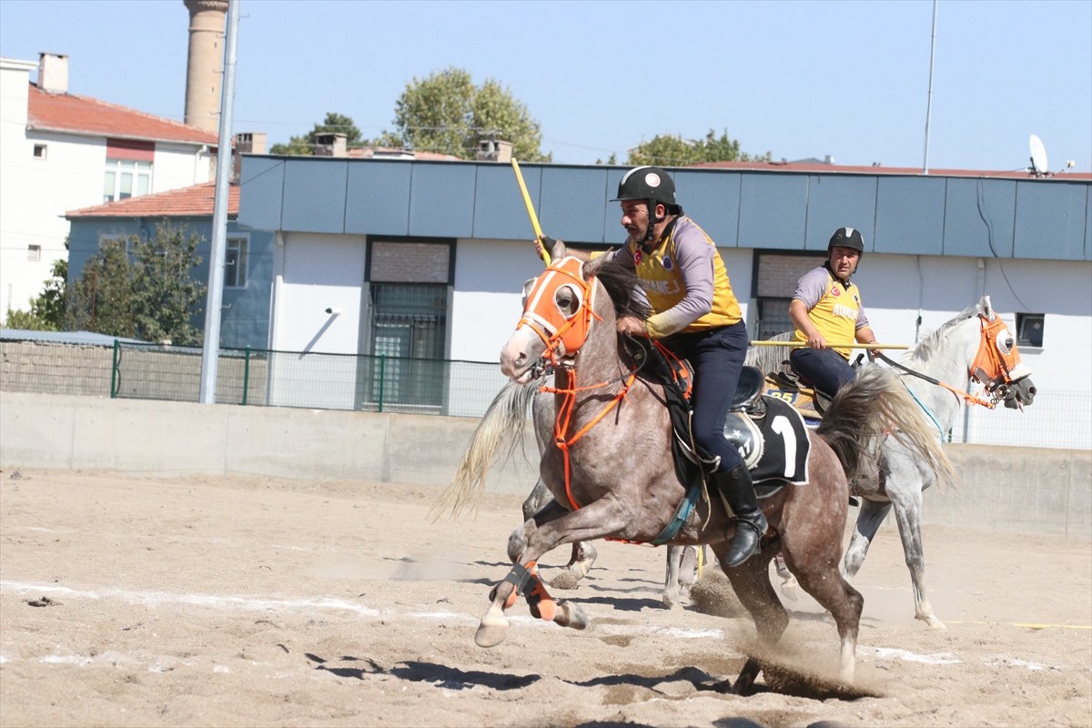 Atlı Cirit 2024 Sezonu Esat Akdağ 1. Ligi Kırmızı Grup müsabakaları Kayseri'de yapıldı. Kayseri...