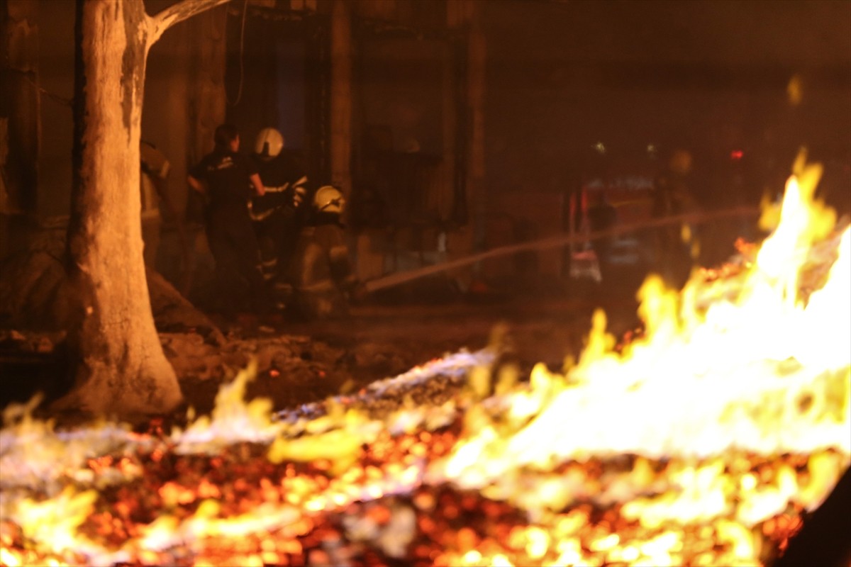 Bursa'nın Karacabey ilçesinde bir palet fabrikasında çıkan yangın kontrol altına alındı.