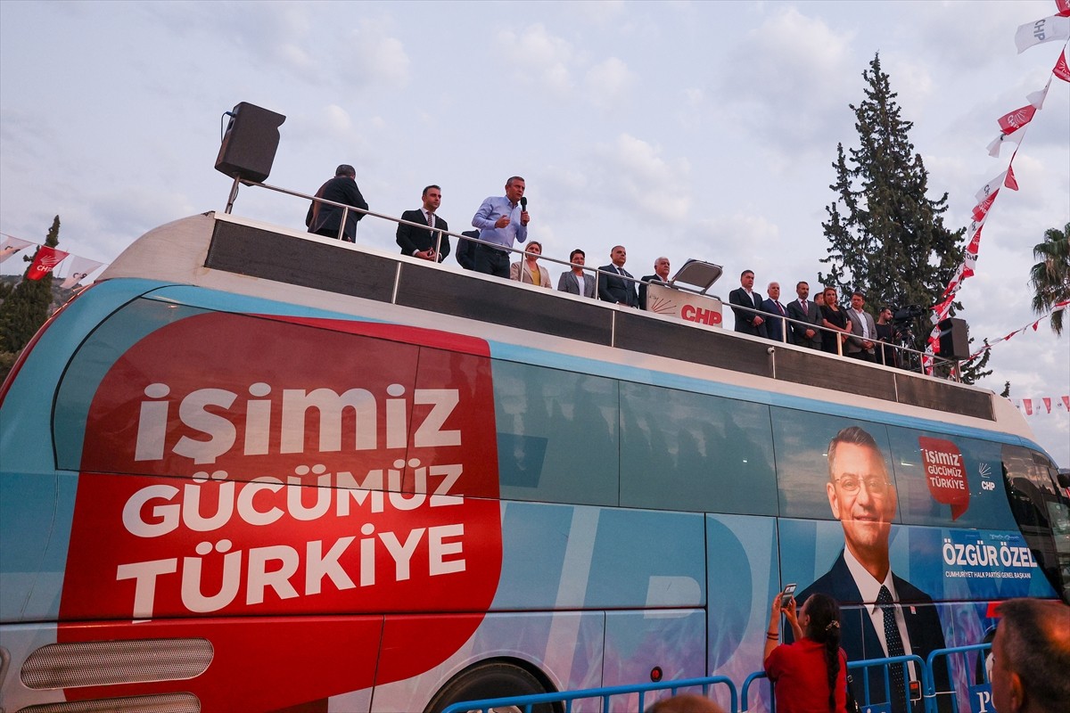 CHP Genel Başkanı Özgür Özel, Hatay'ın Defne ilçesindeki Sevgi Parkı'nda düzenlenen "halk...