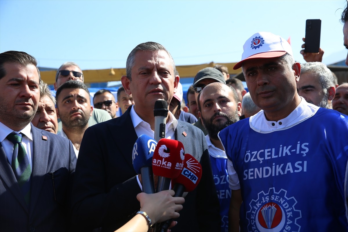 CHP Genel Başkanı Özgür Özel, Hatay'ın Dörtyol ilçesindeki bir firmada çalışan metal işçilerinin...