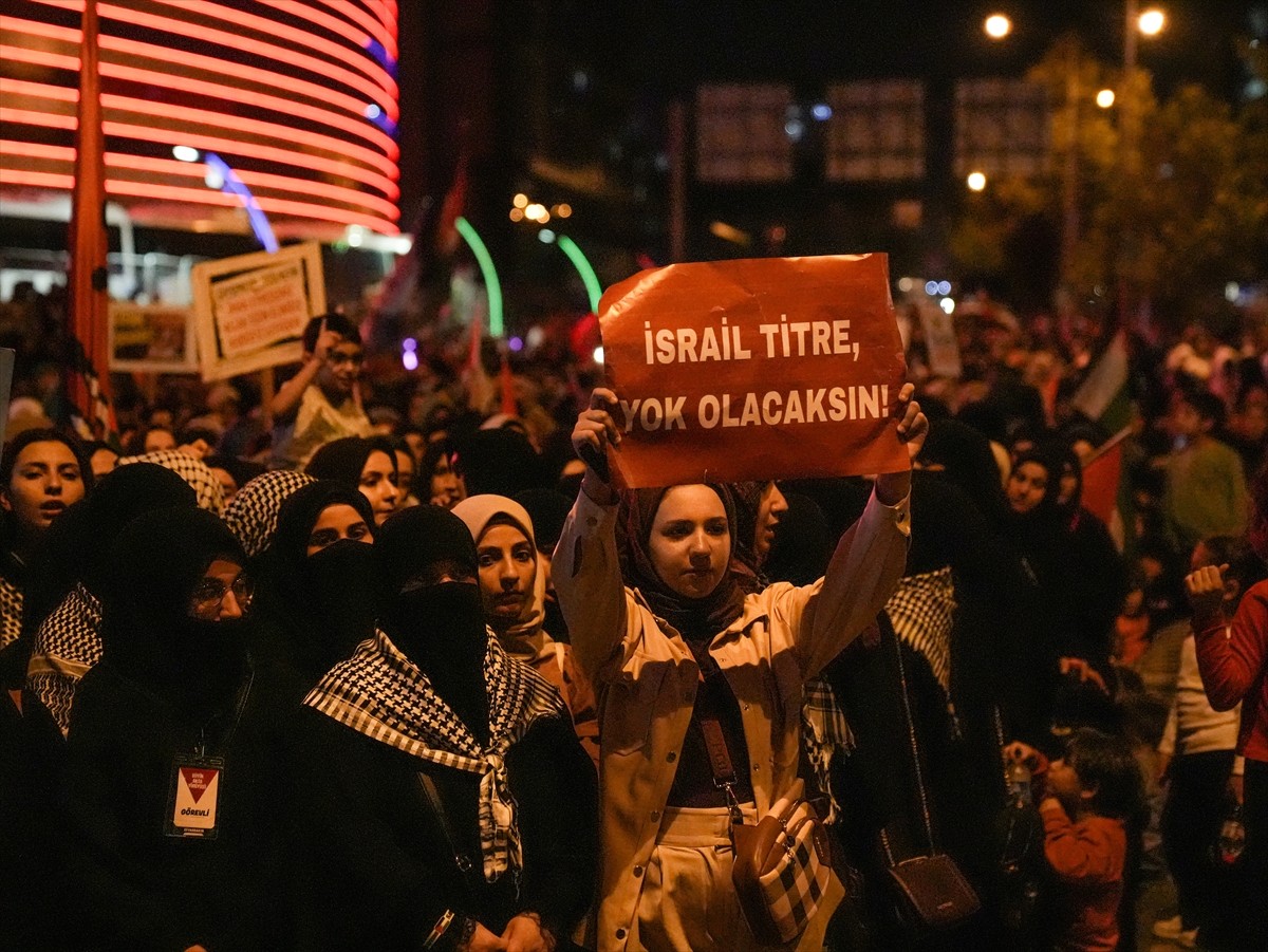 Diyarbakır'da, bazı sivil toplum kuruluşlarının öncülüğünde merkez Kayapınar ilçesindeki Fırat...