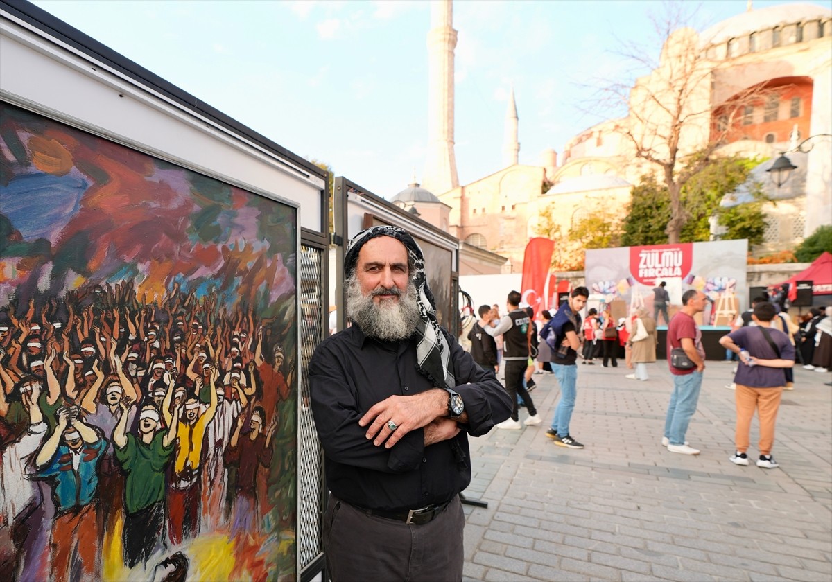 Fatih'te, İsrail'in Gazze'ye gerçekleştirdiği saldırıların birinci yılında boykot konseptli "Zulmü...