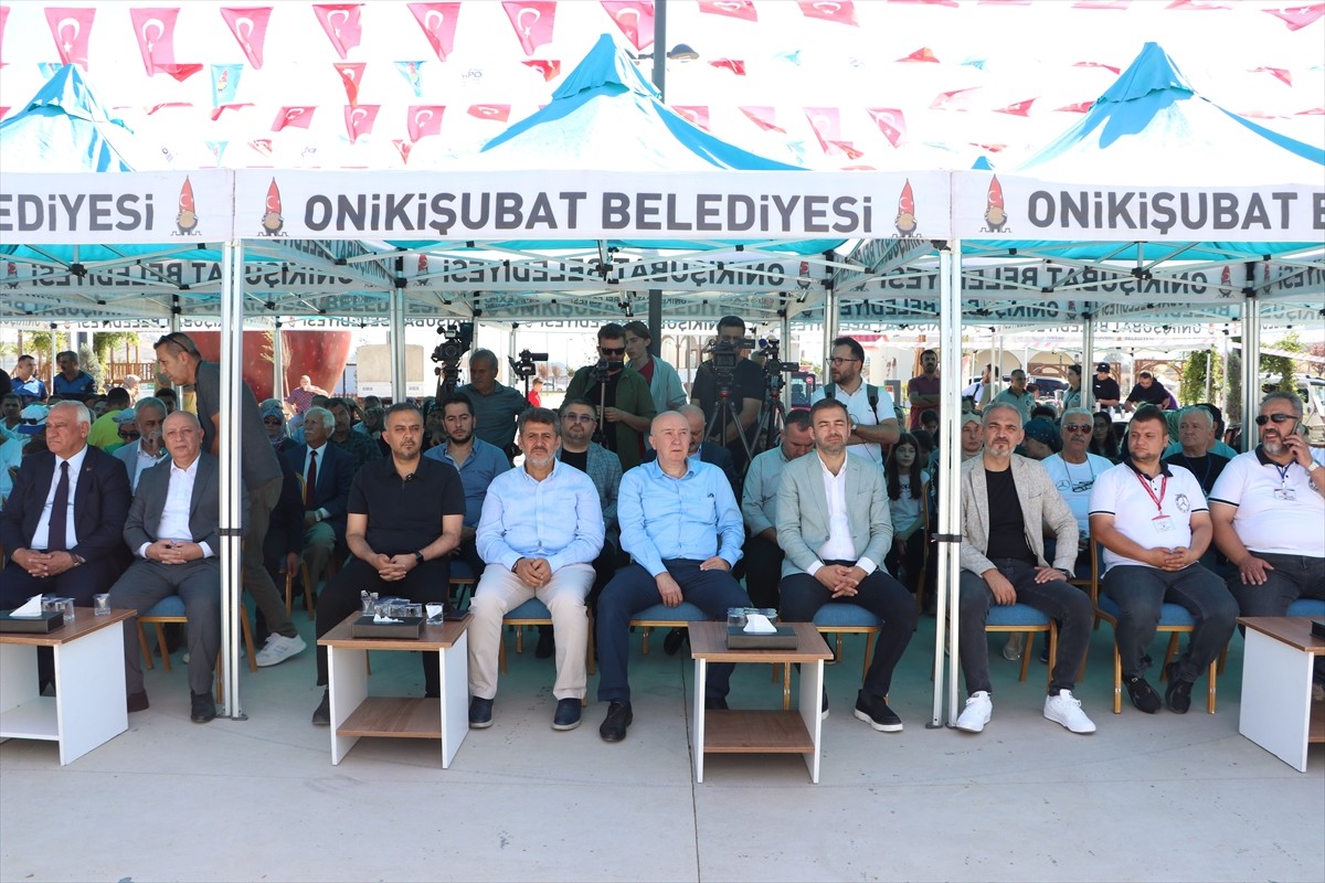 Kahramanmaraş'ın Onikişubat ilçesinde düzenlenen "Klasik Otomobil Festivali"nde, farklı kentlerden...