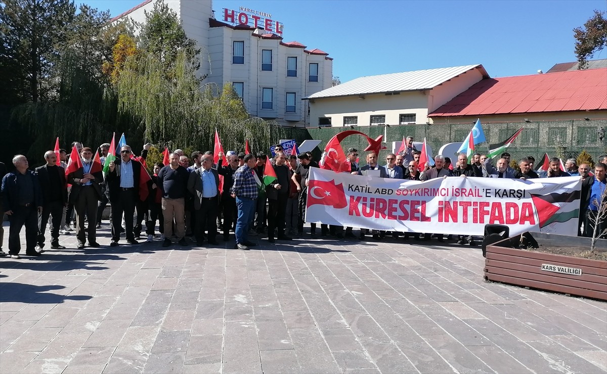 Kars'ta İsrail'in Filistin'e yönelik saldırıları protesto edildi. Memur-Sen Şubesinin öncülüğünde...