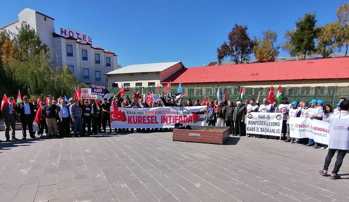 Kars'ta İsrail'in Filistin'e yönelik saldırıları protesto edildi. Memur-Sen Şubesinin öncülüğünde...