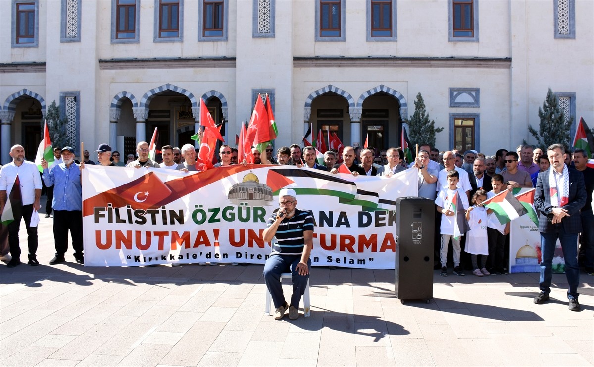 Kırıkkale'de, öğle namazı sonrası Nur Camii avlusunda İsrail'in Filistin'e yönelik saldırılarına...