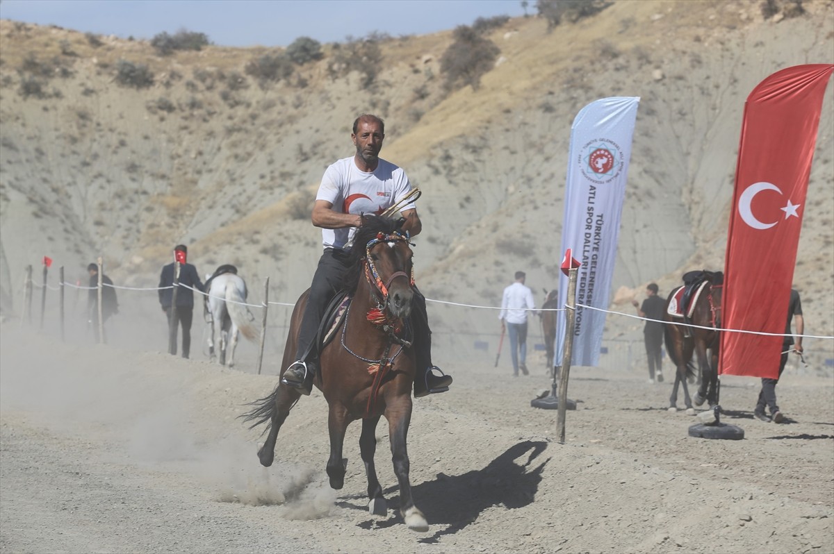 Mardin'in merkez Artuklu ilçesinde Gençlik ve Spor Bakanlığı, Valilik, Türkiye Geleneksel Atlı...