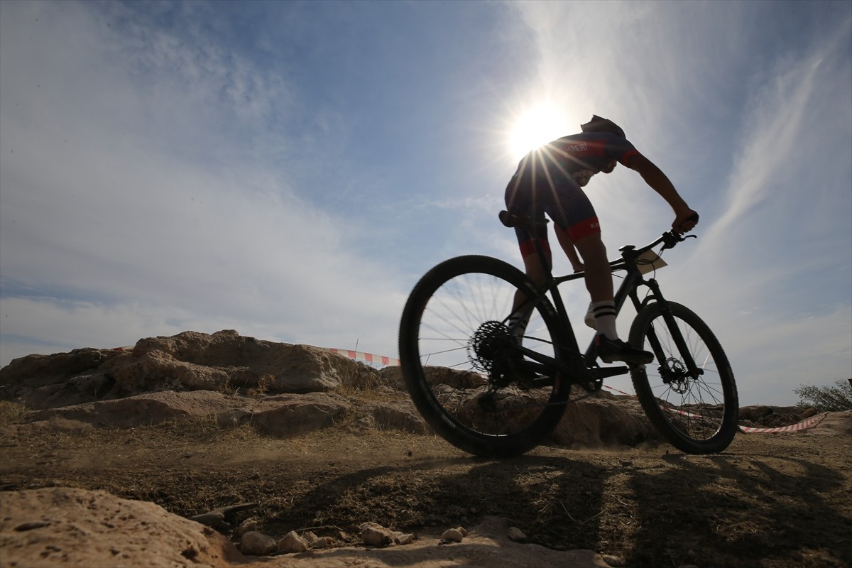 Mardin'in tarihi Dara Antik Kenti'nde Uluslararası Mardin MTB Cup Dağ Bisikleti Yarışları...