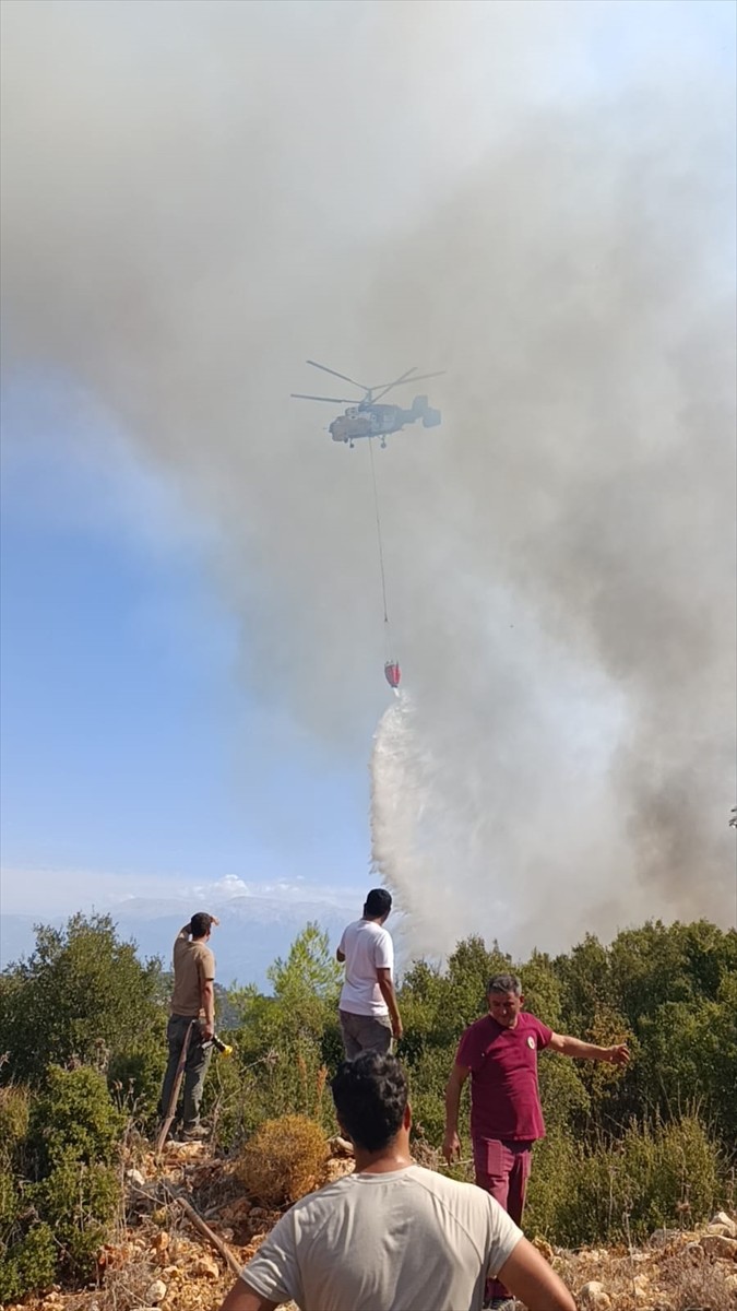 Muğla'nın Seydikemer ilçesinde, tarım alanında başlayıp makiliğe sıçrayan yangına ekipler...