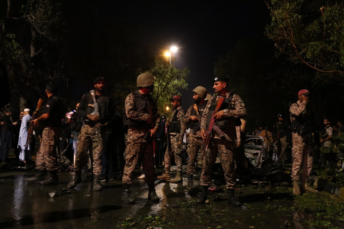 Pakistan’ın Karaçi şehrindeki Cinnah Uluslararası Havalimanı yakınında meydana gelen patlamada ilk...