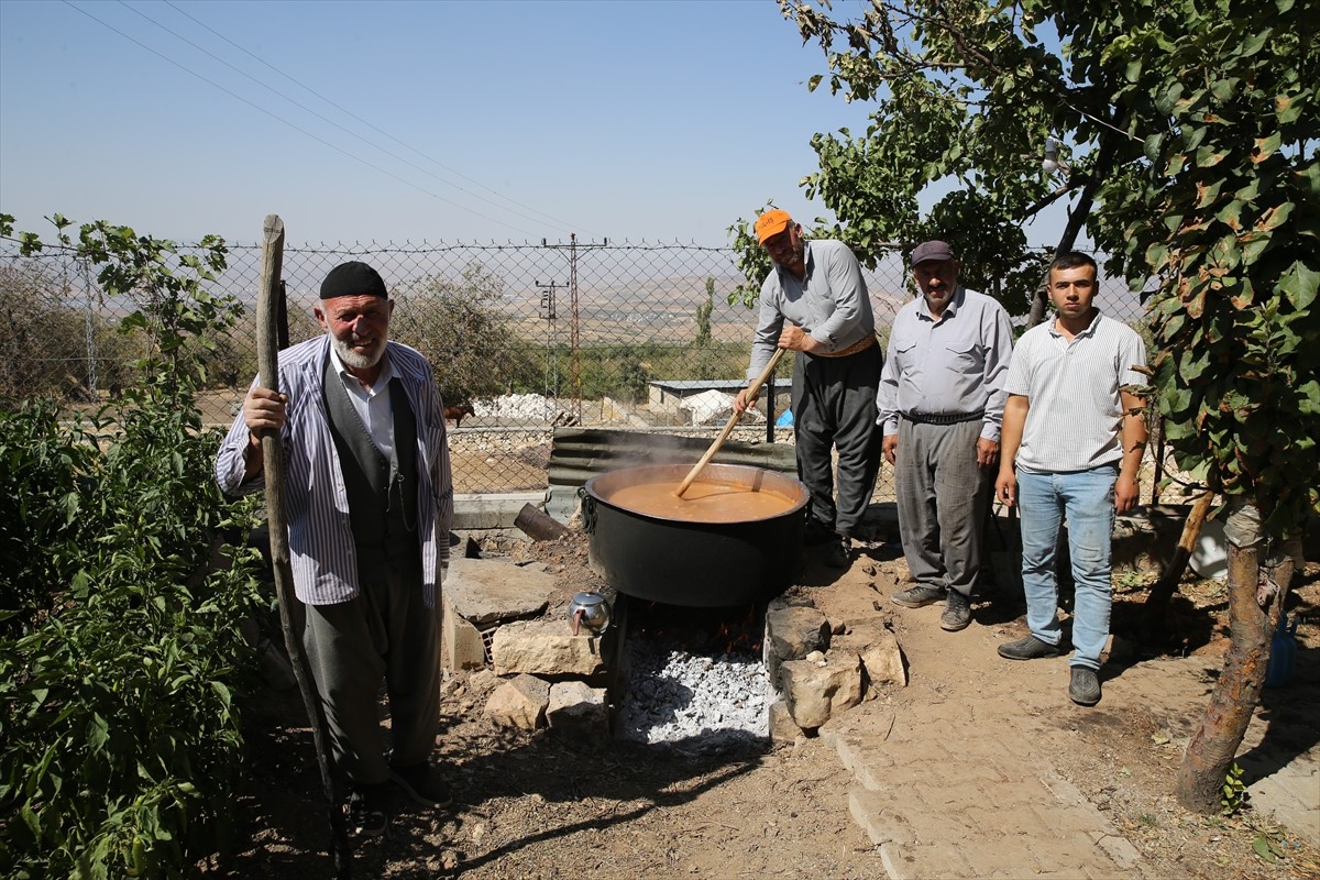 Siirt'in Tillo ilçesinde 76 yaşındaki Hilmi Sevinç, çocukları ve torunlarıyla geleneksel...