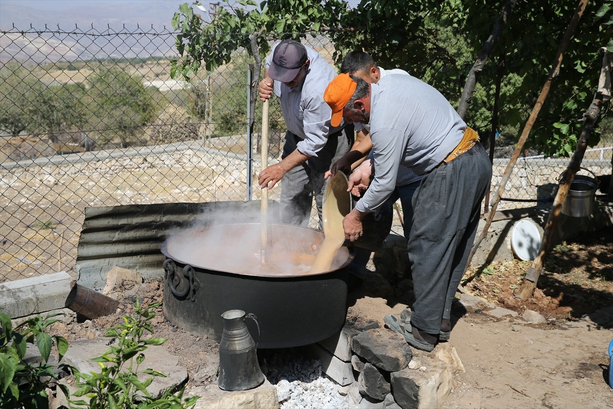 Siirt'in Tillo ilçesinde 76 yaşındaki Hilmi Sevinç, çocukları ve torunlarıyla geleneksel...