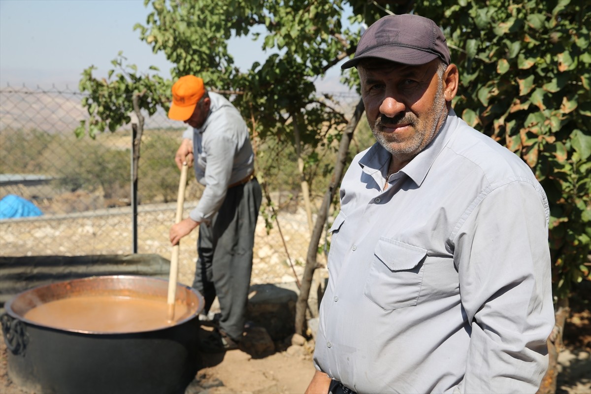 Siirt'in Tillo ilçesinde 76 yaşındaki Hilmi Sevinç, çocukları ve torunlarıyla geleneksel...