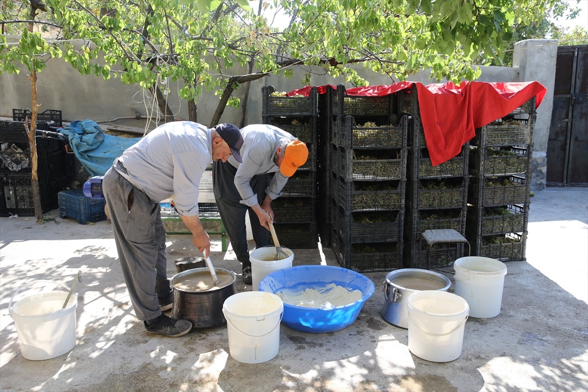 Siirt'in Tillo ilçesinde 76 yaşındaki Hilmi Sevinç, çocukları ve torunlarıyla geleneksel...