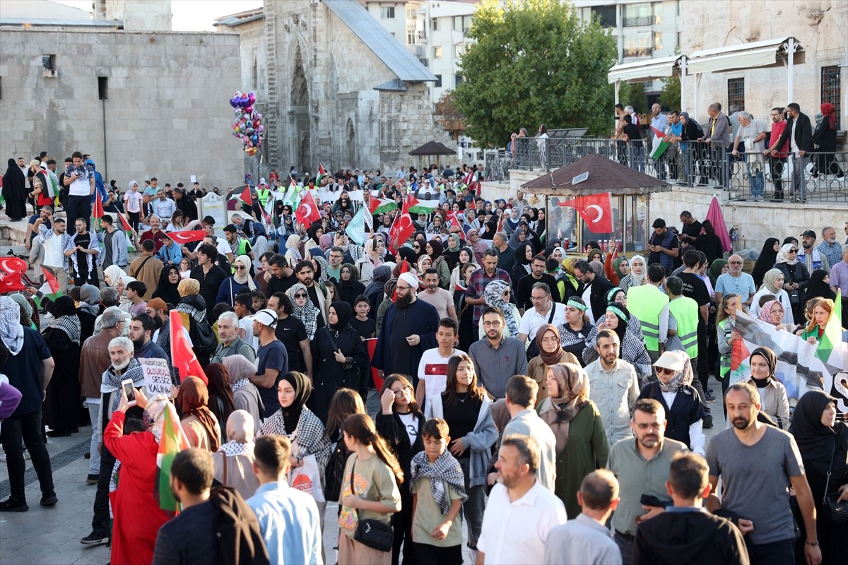 Sivas'ta, İsrail'in Filistin'e yönelik saldırılarına karşı protesto düzenlendi. Sivas Tren Garı...