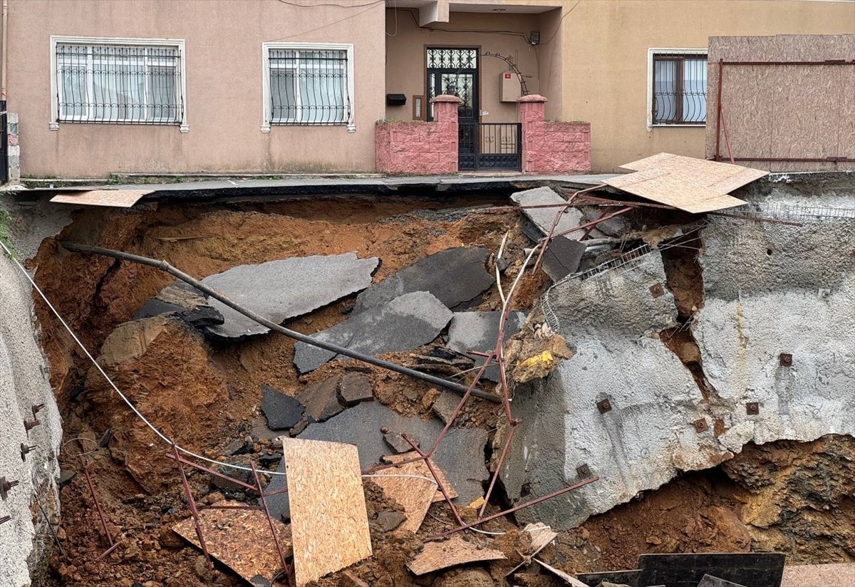 Üsküdar'da bir inşaatın istinat duvarının yol ile birlikte çöktüğü sokakta, boşaltılan apartmanın...